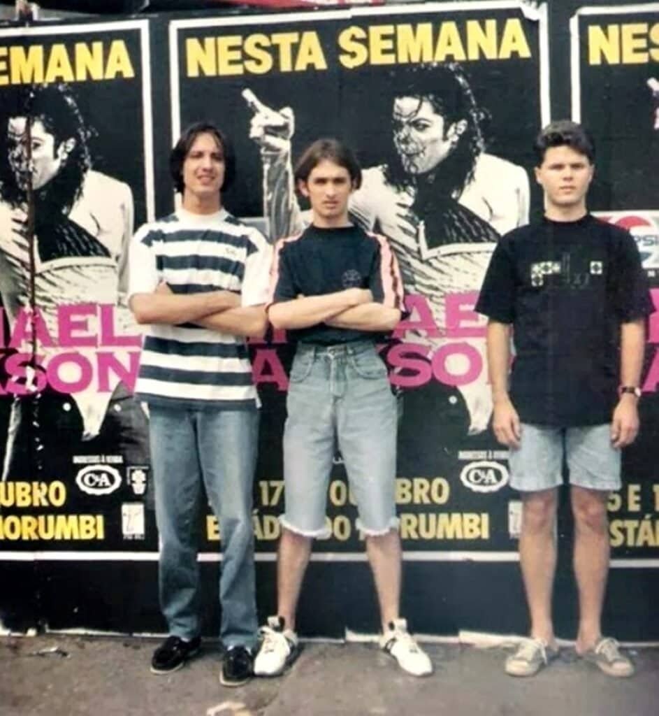 1L8SOUSAi7TiaMu0D9GeF3w-943x1024 Fãs do interior preparam invasão para o show de Michael Jackson no Brasil (Folha de S. Paulo, Outubro 1993)