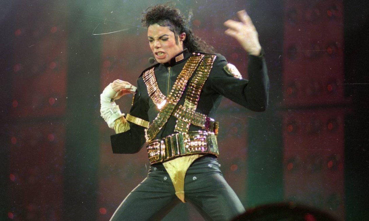 Como foi o primeiro show de Michael Jackson com sua Dangerous World Tour no Brasil? | 33197634 Sao Paulo SP 17 10 1993Michael Jackson CantorShow de Michael Jackson no Estadio do Mo