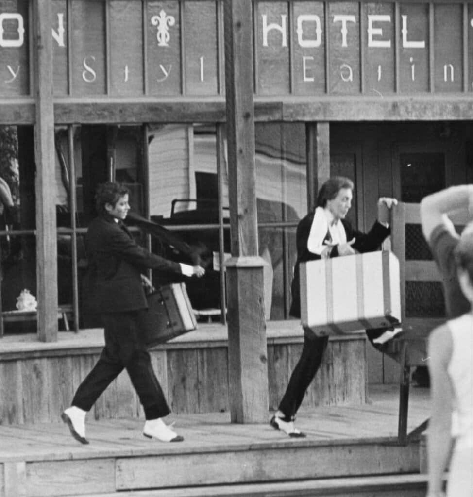 UNCFDinnerMichaelandWhitney-974x1024 Fotos inéditas revelam Michael Jackson e Paul McCartney nas gravações de Say, Say, Say