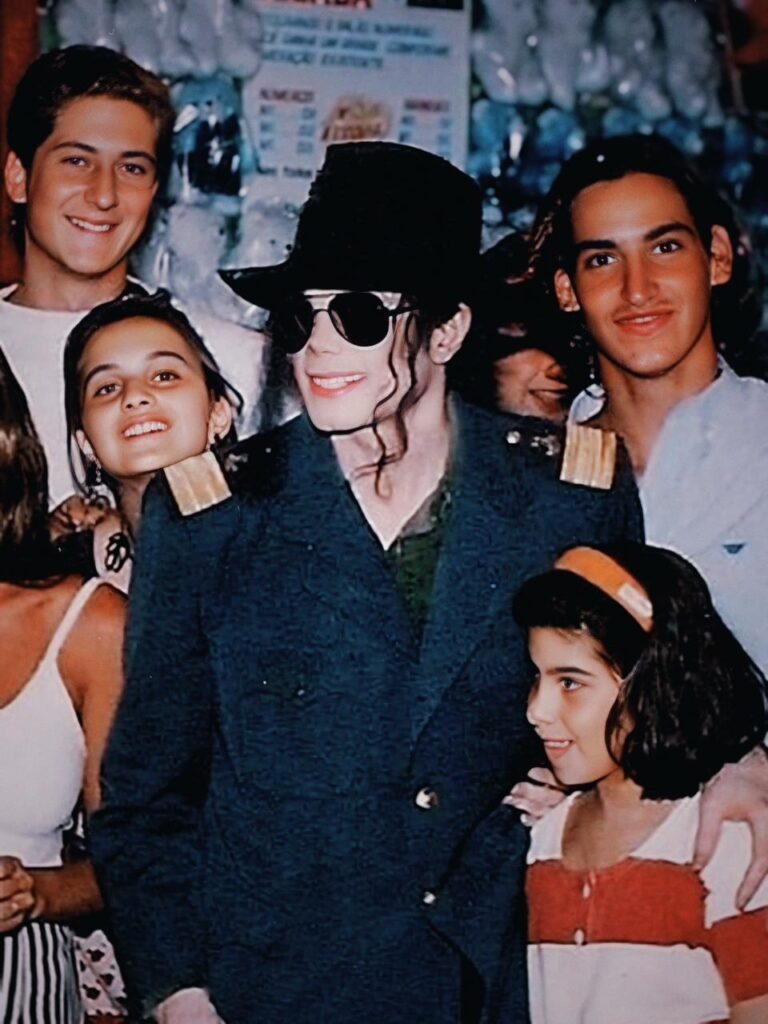 mj-playcenter-MJ-BEATS-768x1024 Michael Jackson chega e vai brincar à noite no Playcenter (Folha de S. Paulo, Outubro 1993)