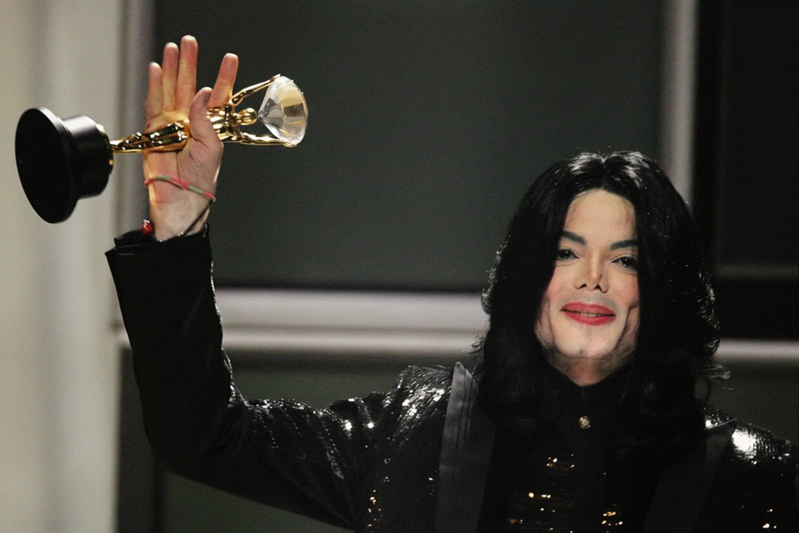 Michael Jackson levanta seu prêmio Chopard Diamond Award, no WMA de 2006.