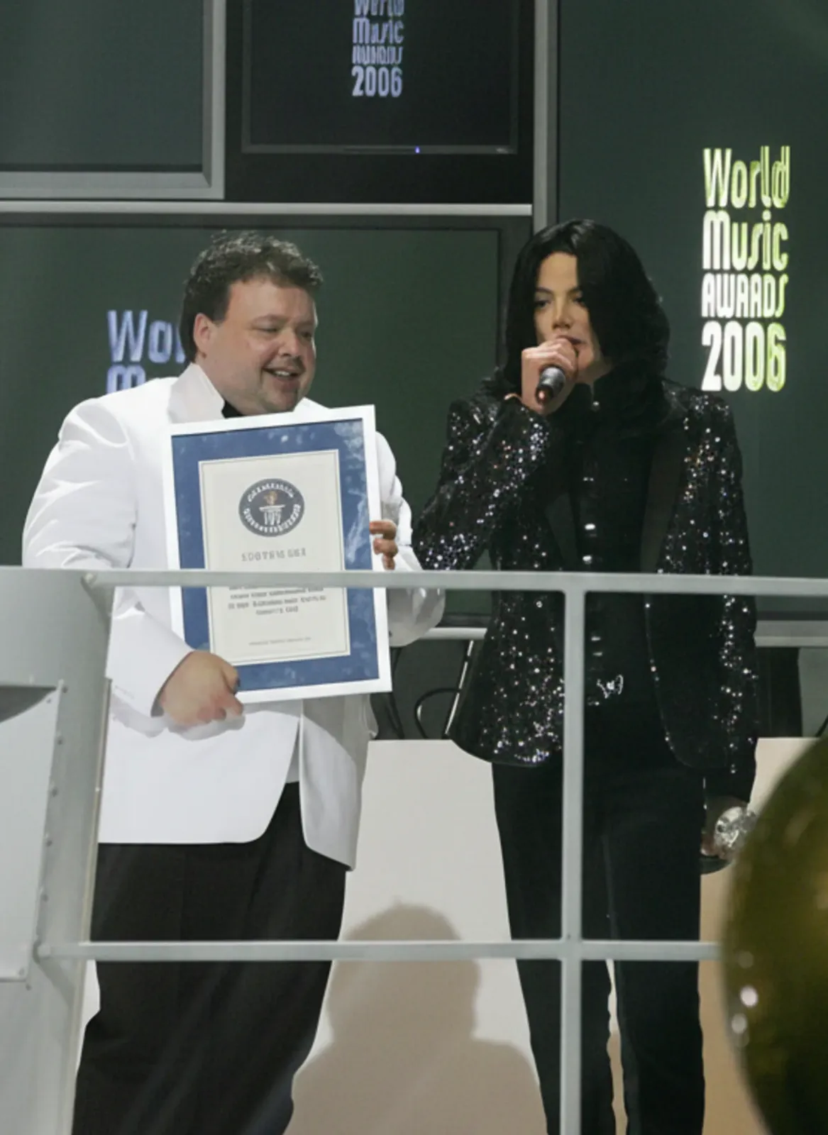 2025-11-15_01-21-57_gettyimages-91150452-2048x2048-4K-edited-scaled WMA 2006: a noite em que Michael Jackson lembrou ao mundo que Rei não perde majestade