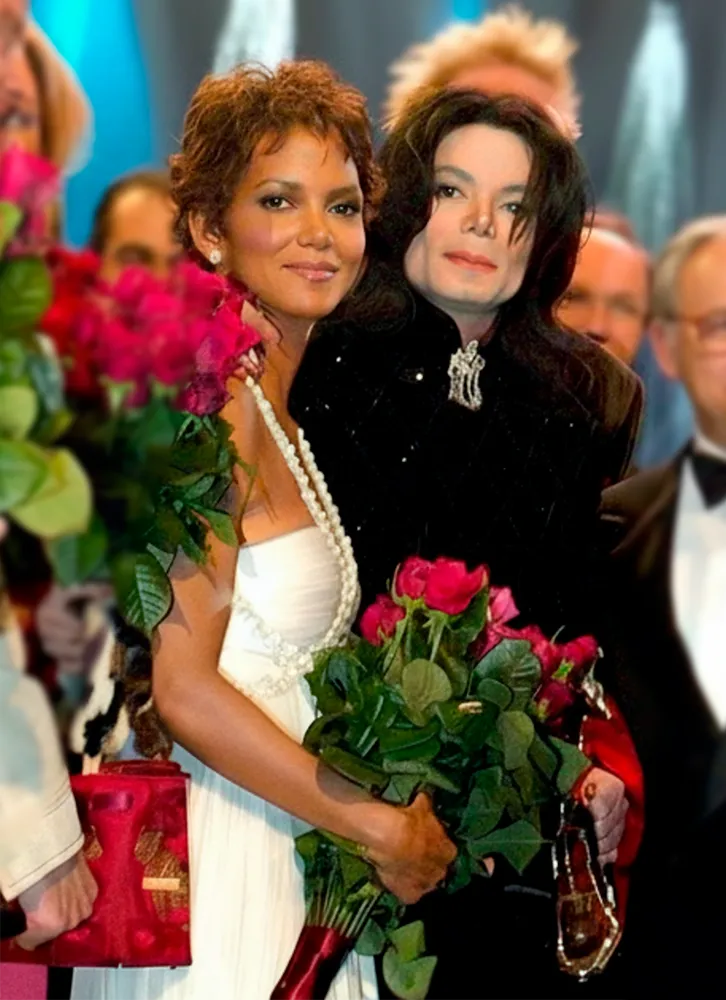 Halle-MJ-2002_726x1000 O Crush: Michael Jackson, Halle Berry e o abraço que fechou um ciclo