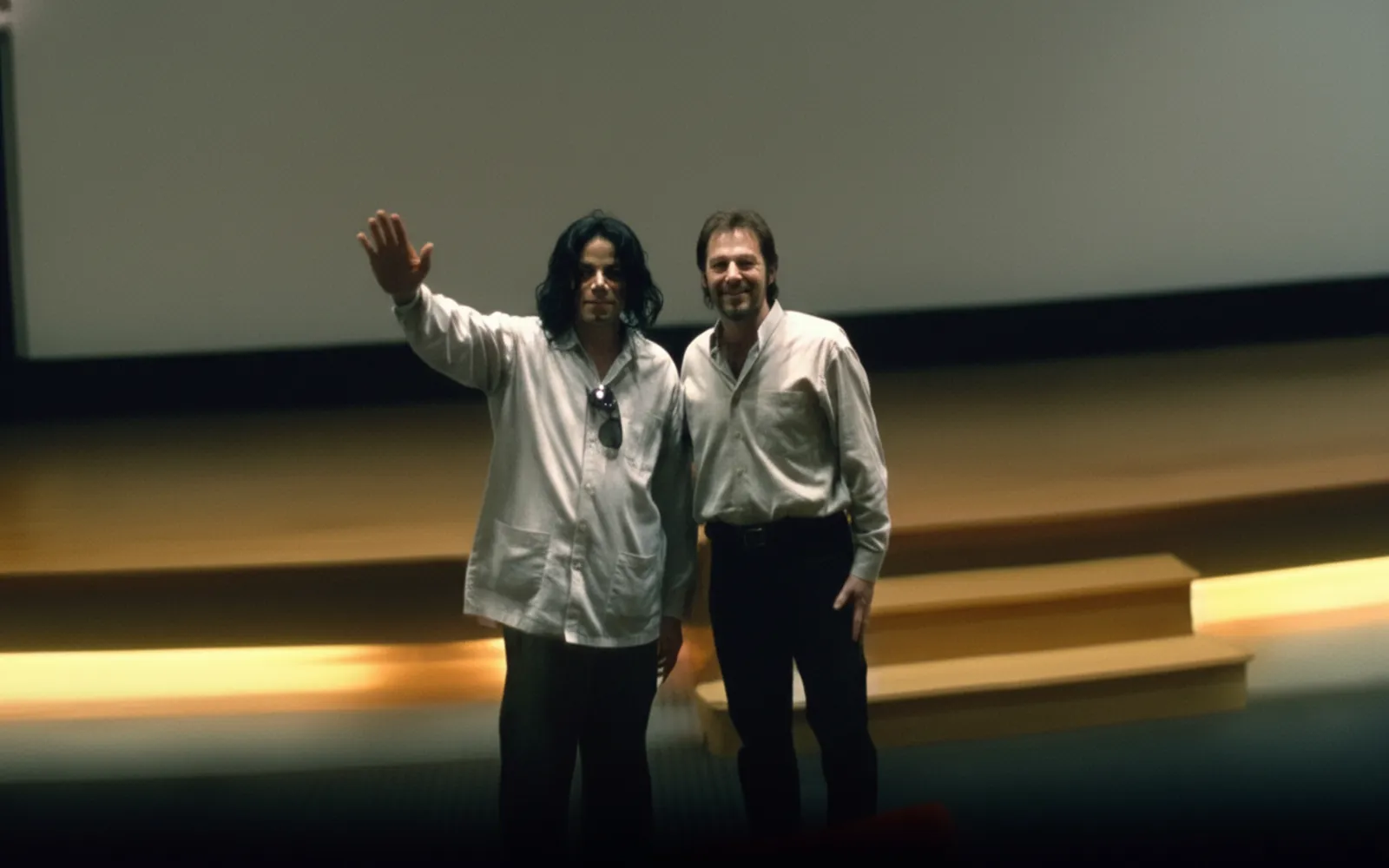 Michael Jackson & Bryan Michael Stoler em Neverland, por volta de 2002.