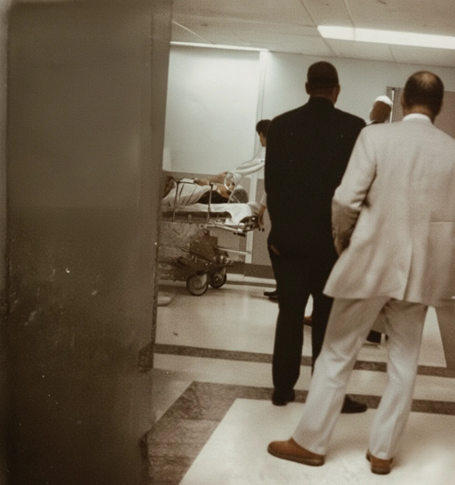 06 de Dezembro de 1995: o silêncio em "Black or White" 3 Michael Jackson em maca no Beth Israel North Hospital, 1995