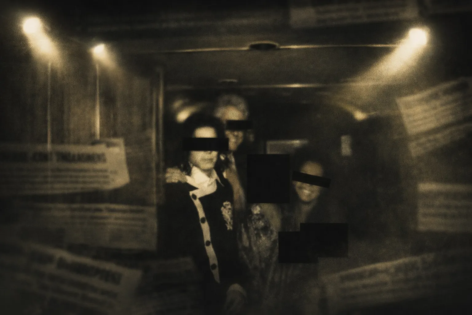 Caso Epstein: Quando uma tarja vira ficção 4 Imagem ilustrativa de Michael Jackson, Bill Clinton e Diana Ross (e filho) numa ironia aos escândalos.