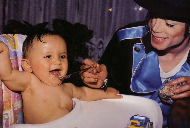 Michael Jackson alimentando seu filho Prince Jackson em 1997