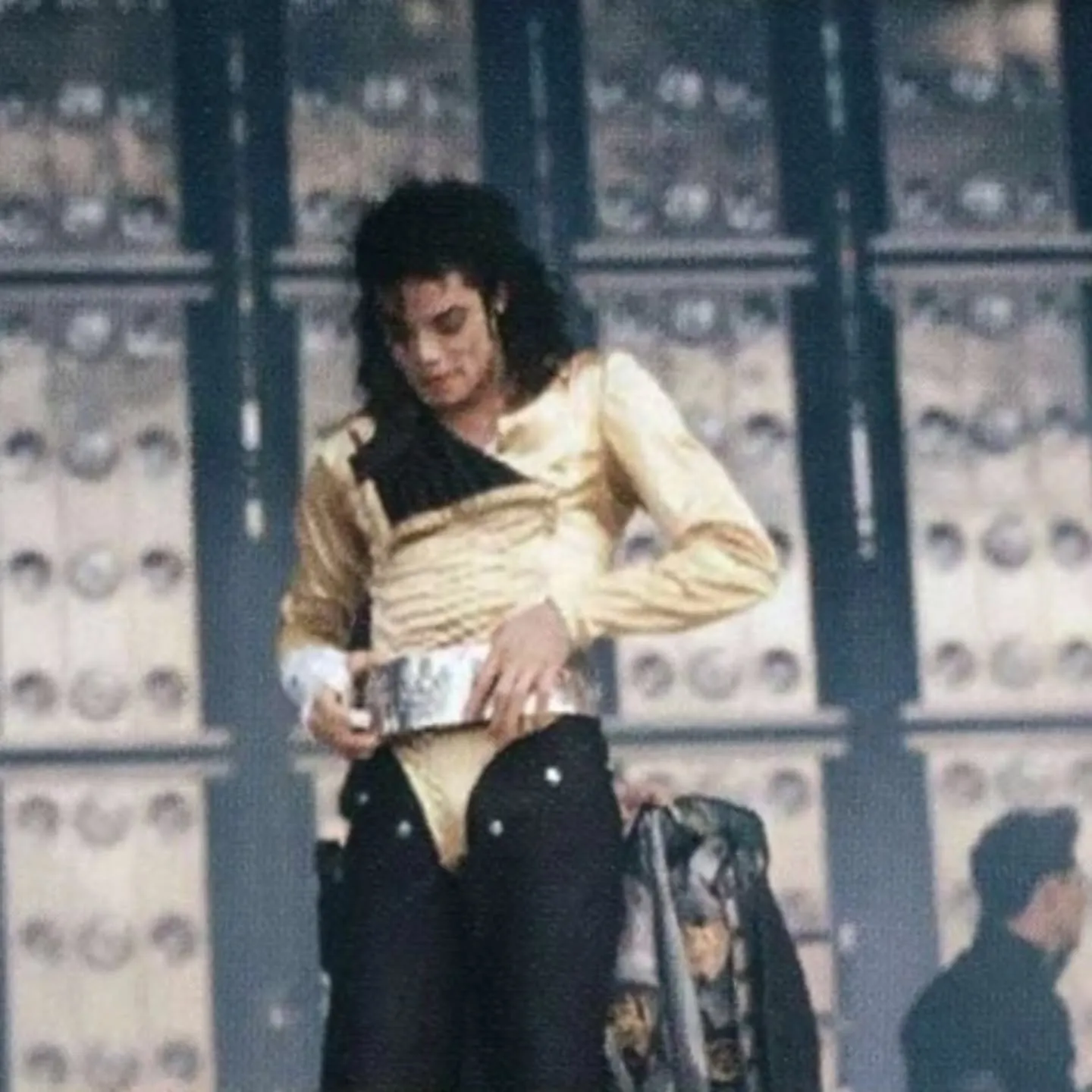 SaveClip.App_587818212_18059399600555455_1196371469830859381_n Entre costuras e coreografias: A moda e Michael Jackson