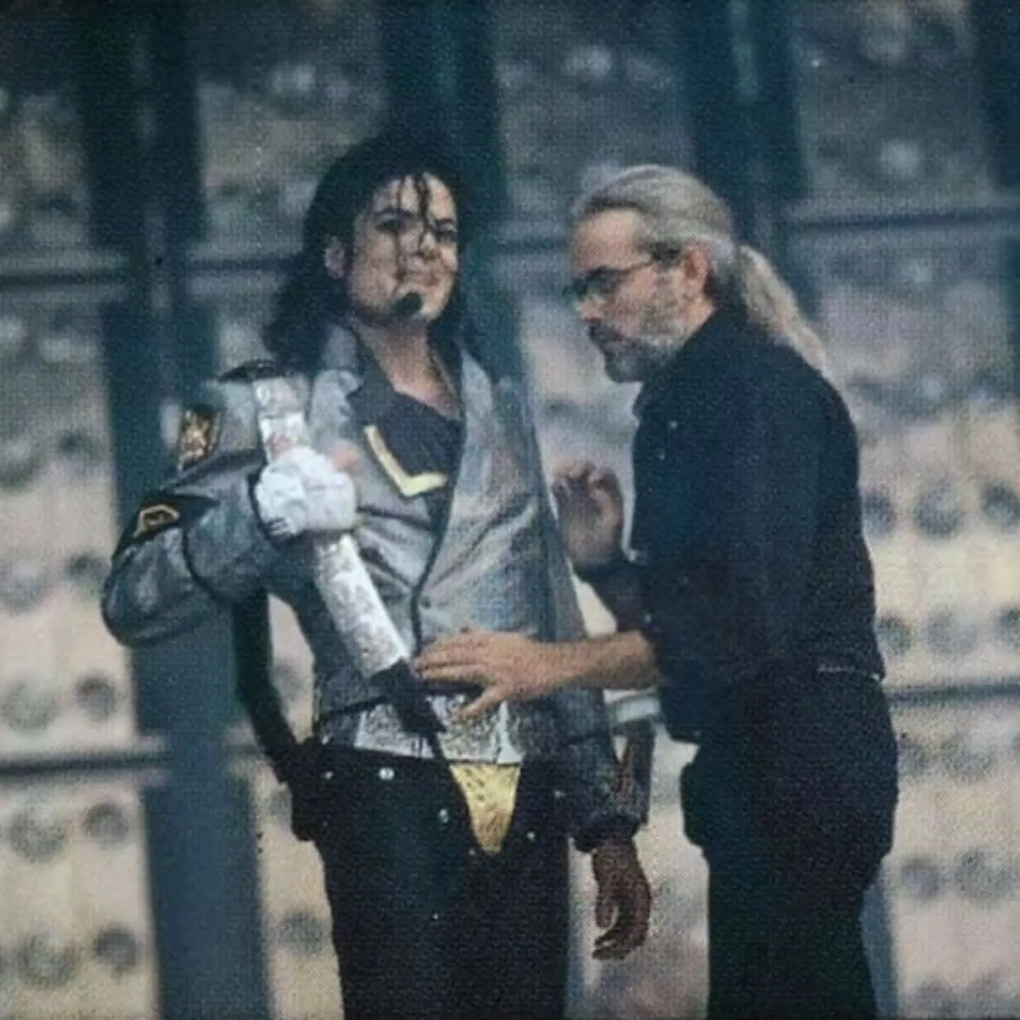 SaveClip.App_590411063_18059399582555455_5048459060336582474_n Entre costuras e coreografias: A moda e Michael Jackson