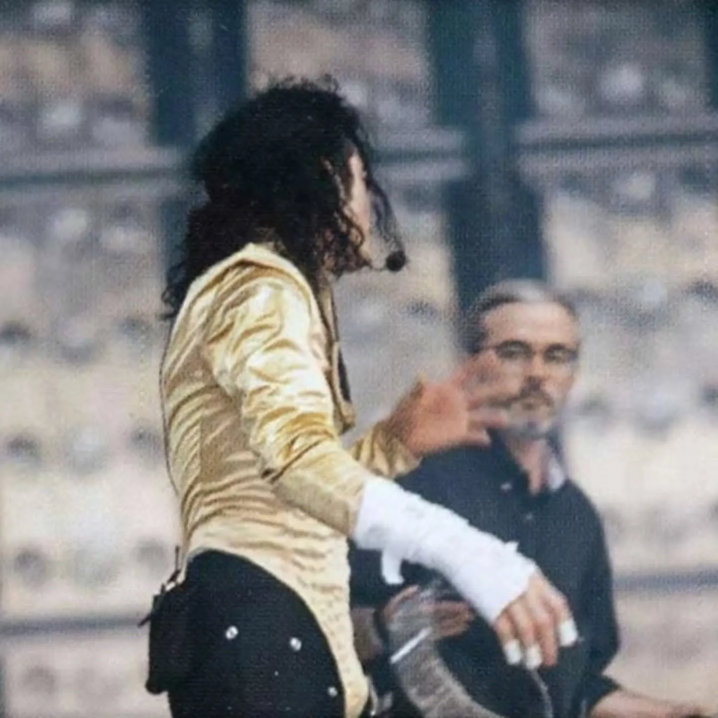 SaveClip.App_590427288_18059399609555455_2701812265269571170_n Entre costuras e coreografias: A moda e Michael Jackson