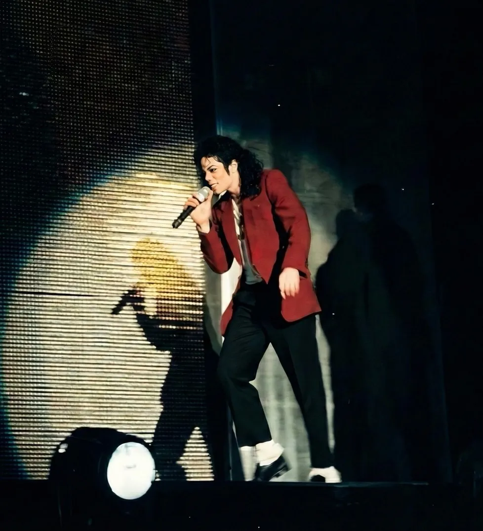 SaveClip.App_615854679_18006695549827357_7428723599745373903_n Michael Jackson: do clipe ‘Blood On The Dance Floor’ para o tribunal