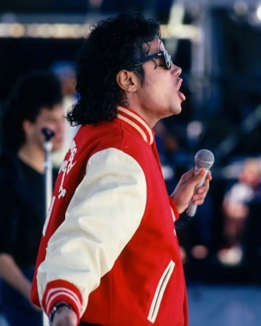 SnapInsta.to_608330897_17957203053031467_4271800883576500574_n Fotos inéditas revelam Michael Jackson nos ensaios da Bad World Tour na Austrália, 1987