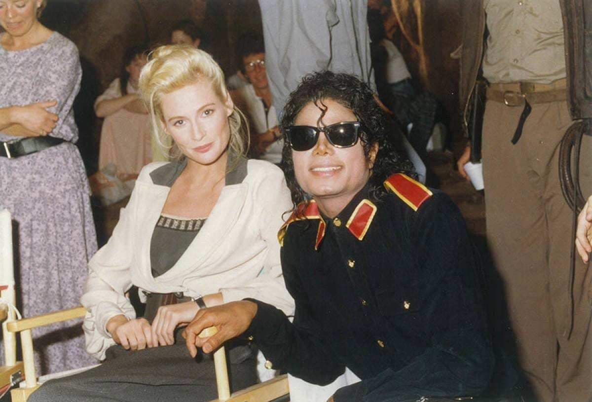 10H-UQVRUfDU9Z86Mrq2xnA Michael Jackson visita o set do filme 'Indiana Jones e a Última Cruzada'