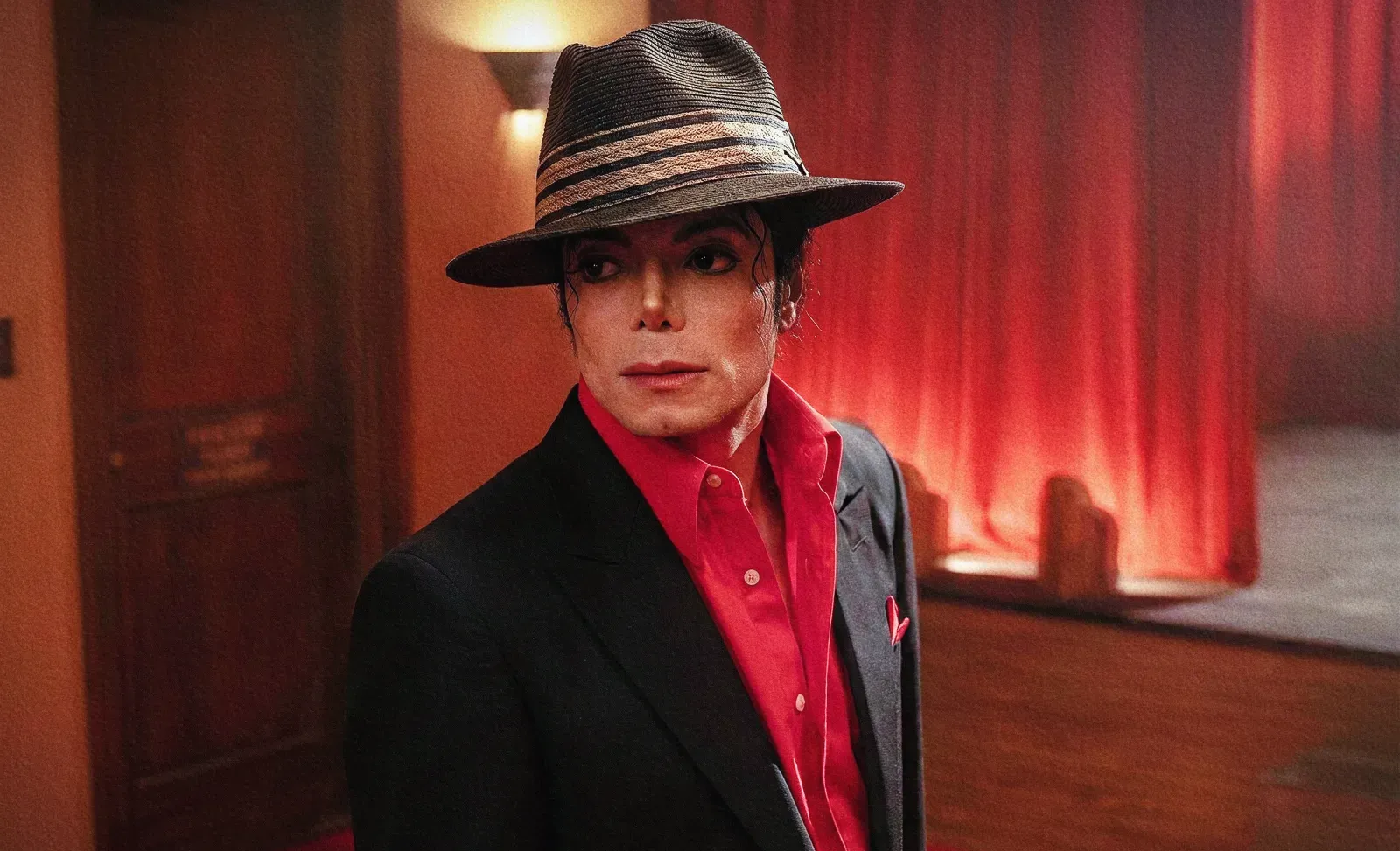 Michael Jackson com chapéu no set de gravações do clipe "You Rock My World".