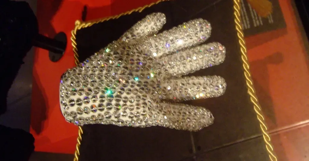 Mais que uma Cinebiografia: MICHAEL e o poder de um Ícone Global | jackson glove featured web