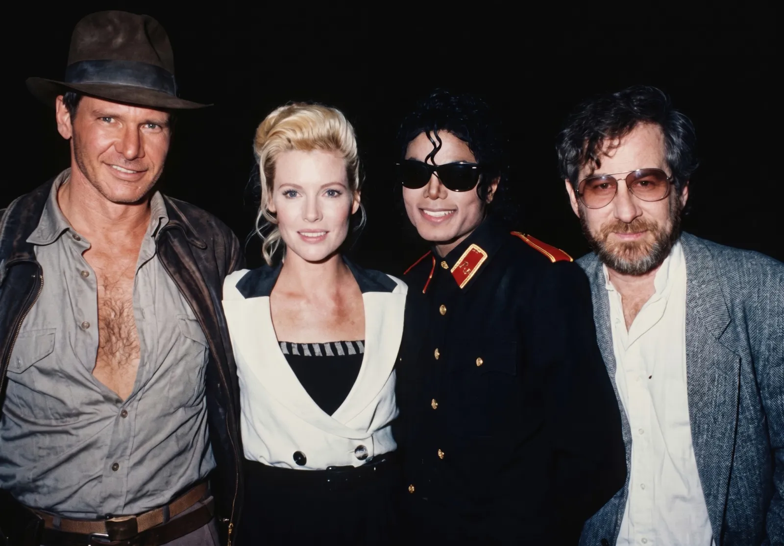 Michael Jackson visita o set do filme Indiana Jones e a Última Cruzada, 1988 | mjbeats.com .br MJ Indiana Jones scaled