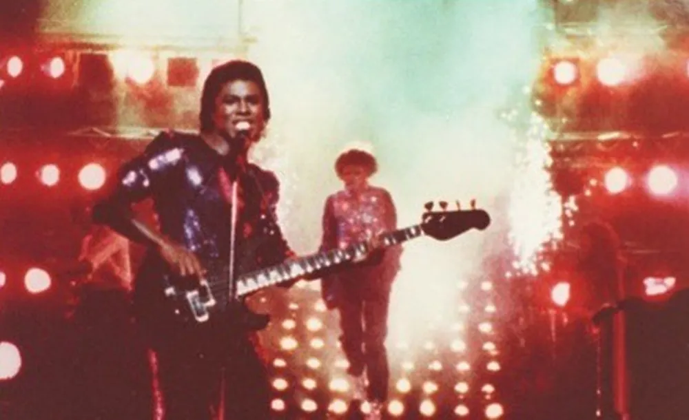 MJ-Pepsi-Accident-Jermaine-in-front Michael Jackson e o terrível acidente Pepsi: O comercial que virou tragédia no palco