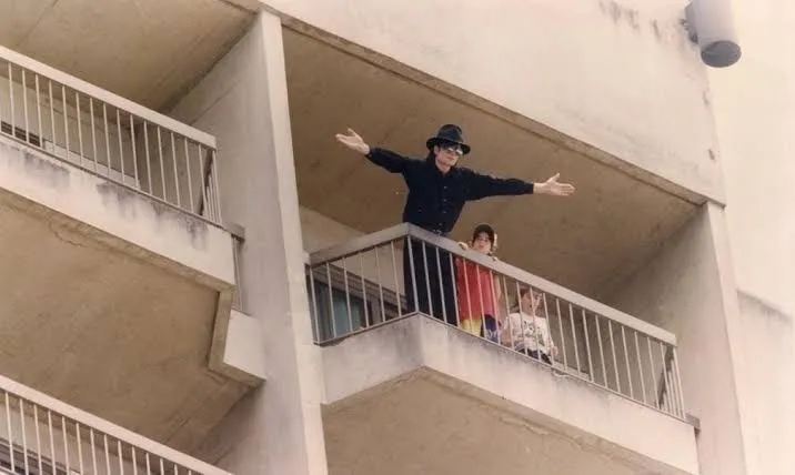 images-7 Turistando no Rio de Janeiro, Michael Jackson vai às compras em Ipanema