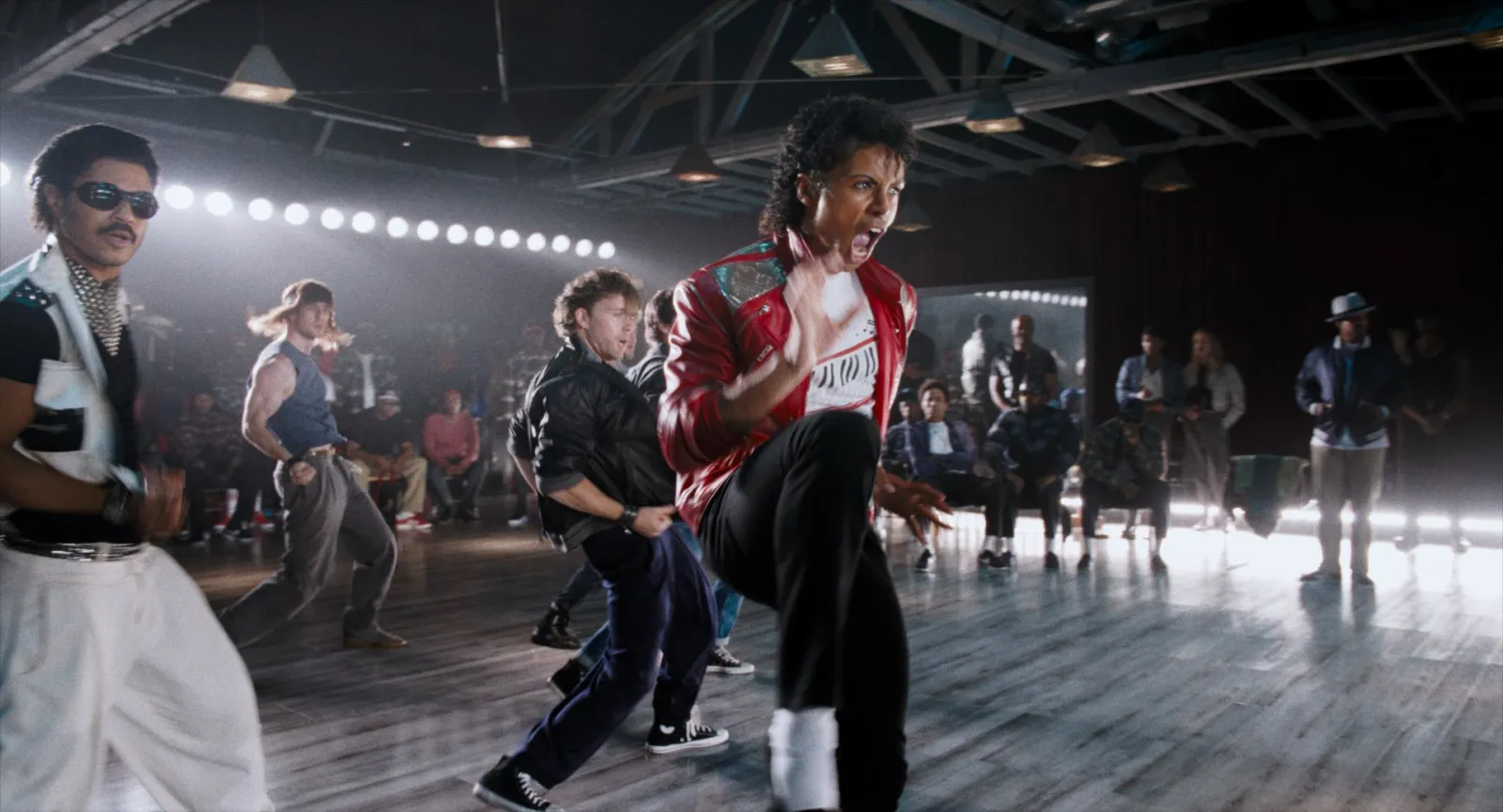 Michael chega aos cinemas com orçamento de blockbuster | mjbeats.com .br Jaafar Jackson em Beat It MICHAEL FILME scaled