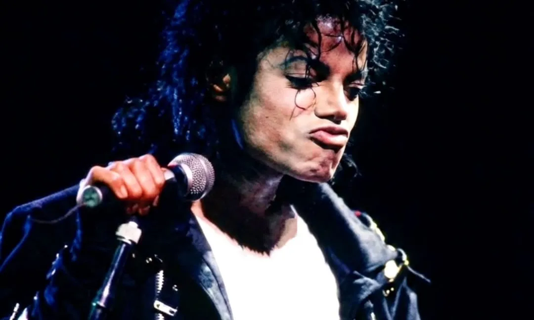 Michael Jackson volta ao Top 10 e prova que seu reinado continua | mjbeats.com .br MJ em Bad Live