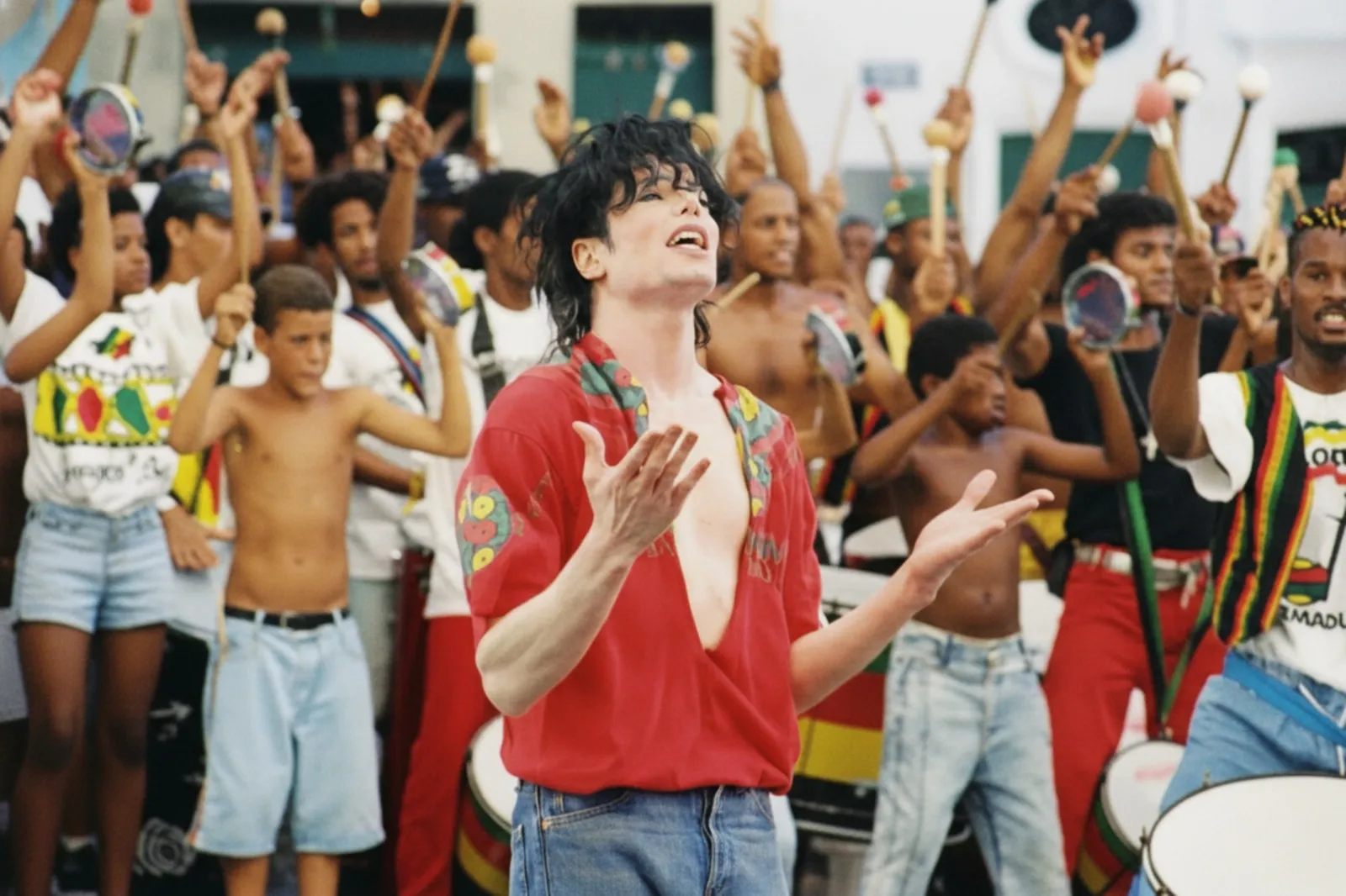 Do Pelô para o mundo: Olodum e Michael Jackson, 30 anos de um marco histórico | mjbeats.com .br Olodum e Michael Jackson 1996 scaled