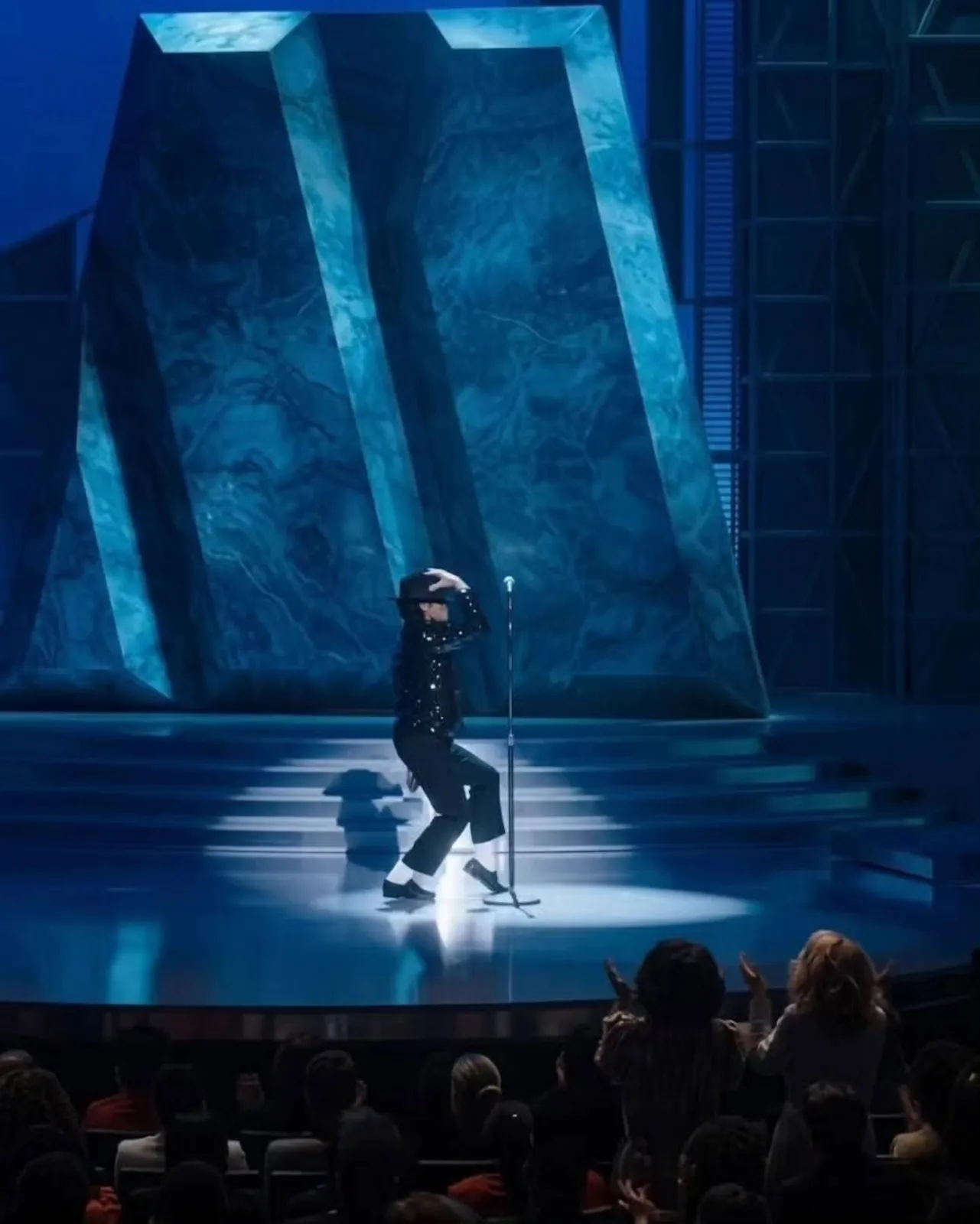 654837811_122161166828903473_2024846701311117604_n-scaled Cinebiografia de Michael Jackson mostrará o primeiro moonwalk