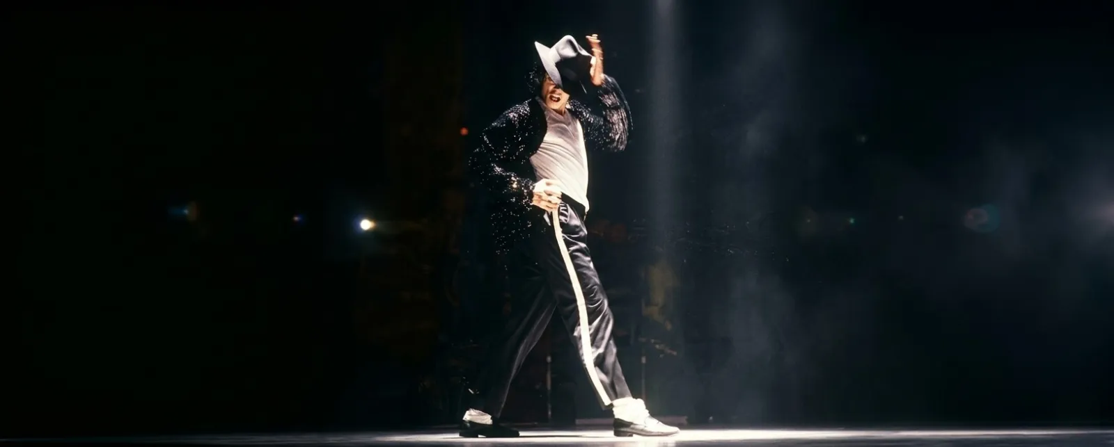 Michael Jackson e o Poder do Monocromatismo: Convergência entre Estética e Funcionalidade 2 Michael Jackson e o Poder do Monocromatismo: Convergência entre Estética e Funcionalidade | 7f4c1118 27db 44d3 8828 69d7f2b3db20 20260325 142930 0000 scaled