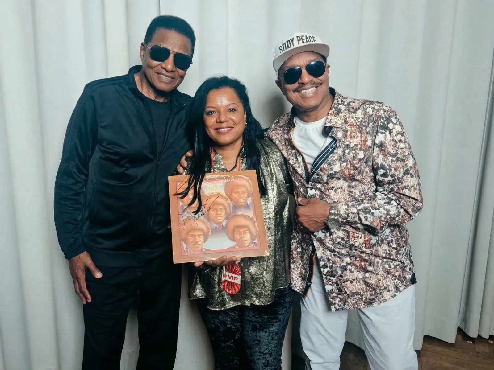 Gemini_Generated_Image_ev56awev56awev56-1-edited-scaled Brasileira na Suíça vive dia de fã inesquecível com os Jacksons e garante relíquia autografada