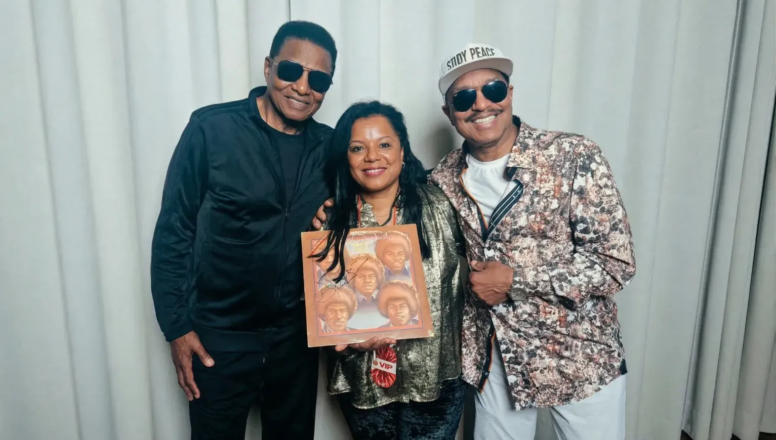 Brasileira na Suíça vive dia de fã inesquecível com os Jacksons e garante relíquia autografada 2 Brasileira na Suíça vive dia de fã inesquecível com os Jacksons e garante relíquia autografada | Gemini Generated Image ev56awev56awev56 scaled e1773601933285