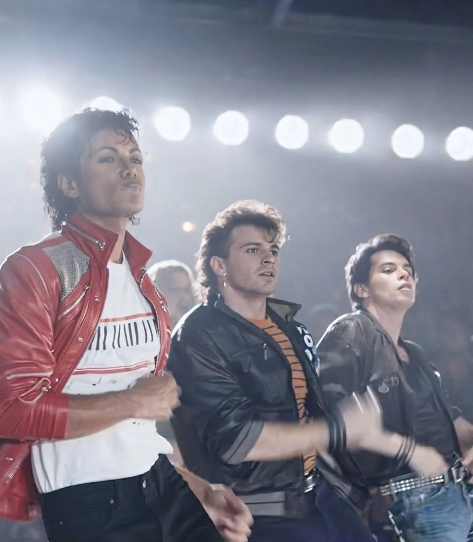 HDrSCFXbEAYUEJC-1 Cinebiografia de Michael Jackson refaz clipe histórico de 'Beat It'. Veja fotos!