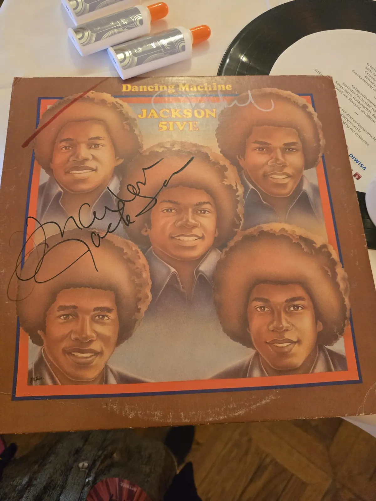 WhatsApp-Image-2026-03-15-at-12.32.09-1-1-scaled Brasileira na Suíça vive dia de fã inesquecível com os Jacksons e garante relíquia autografada