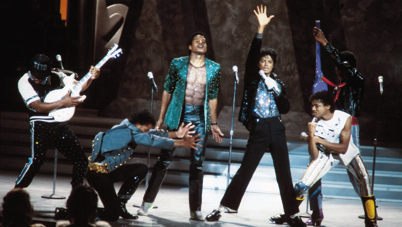 choose-one-performance-motown-25-88-grammys-91-vmas-or-95-v0-pxp5hb7m9lnc1.jpg-scaled Luz, Luva e Moonwalk - MOTOWN 25 : MAIS QUE UM SHOW, UM LEGADO HISTÓRICO!