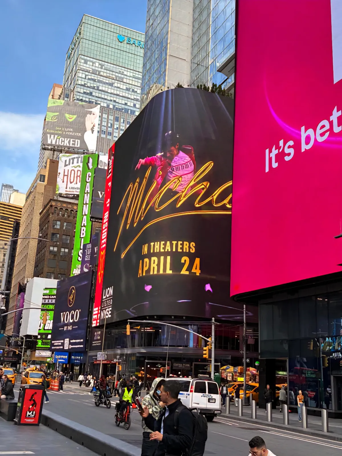 images-1-1-scaled Times Square é tomada por Michael Jackson antes da estreia do filme