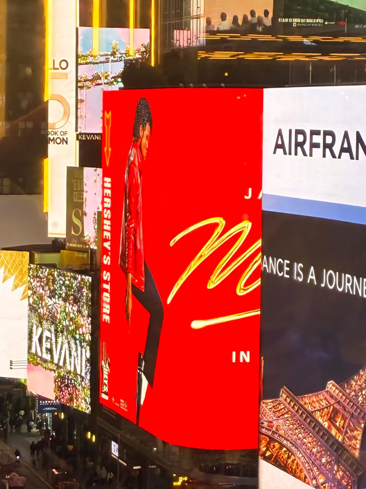 images-2-scaled Times Square é tomada por Michael Jackson antes da estreia do filme