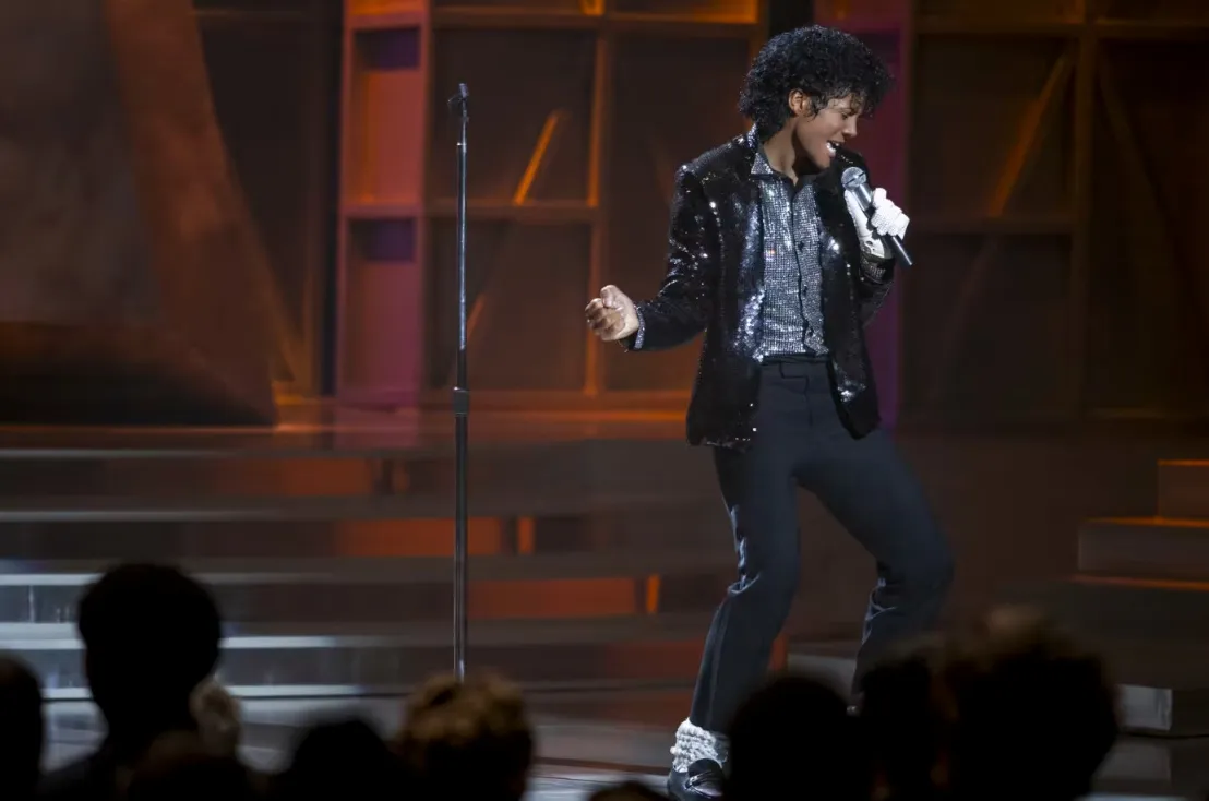 Sobrinho de Michael Jackson recria o icônico Moonwalk no aguardado filme MICHAEL 1 Sobrinho de Michael Jackson recria o icônico Moonwalk no aguardado filme MICHAEL | mjbeats.com .be Jaafar Jackson Motown 25