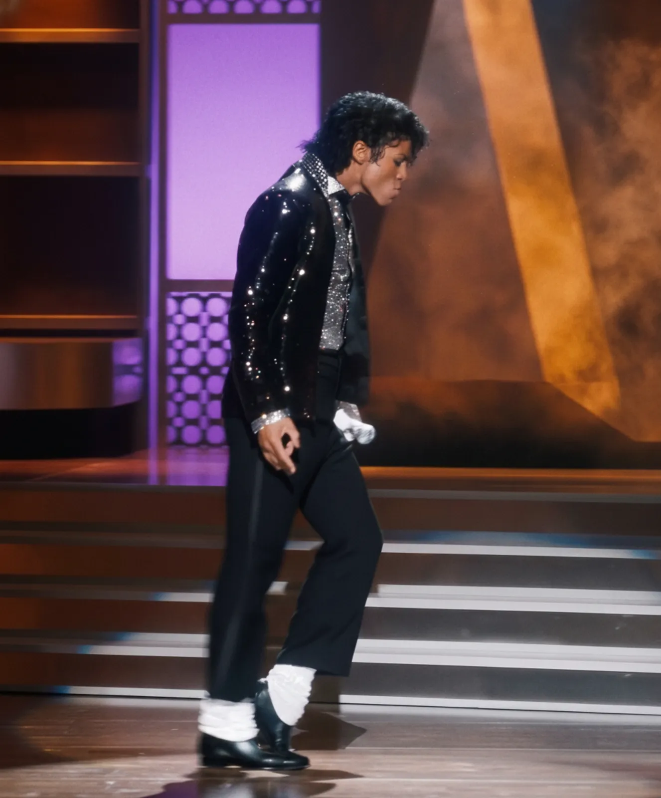 mjbeats.com_.br-Jaafar-Jackson-Moonwalk-MICHAEL-scaled Sobrinho de Michael Jackson recria o icônico Moonwalk no aguardado filme MICHAEL