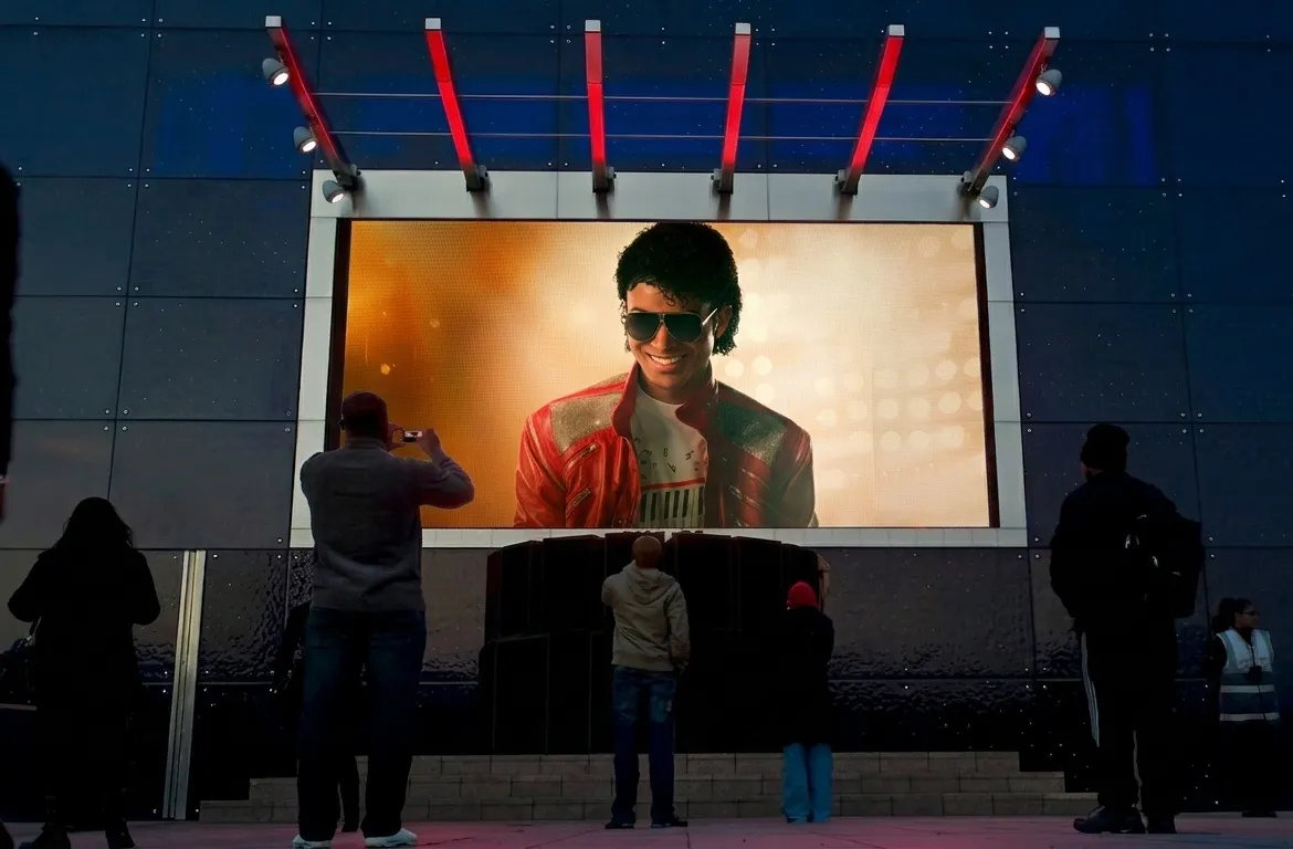 Michael Jackson volta à O2 Arena: Campanha promocional do filme MICHAEL em Londres 2 Michael Jackson volta à O2 Arena: Campanha promocional do filme MICHAEL em Londres | mjbeats.com .br Marketing MICHAEL me Londres