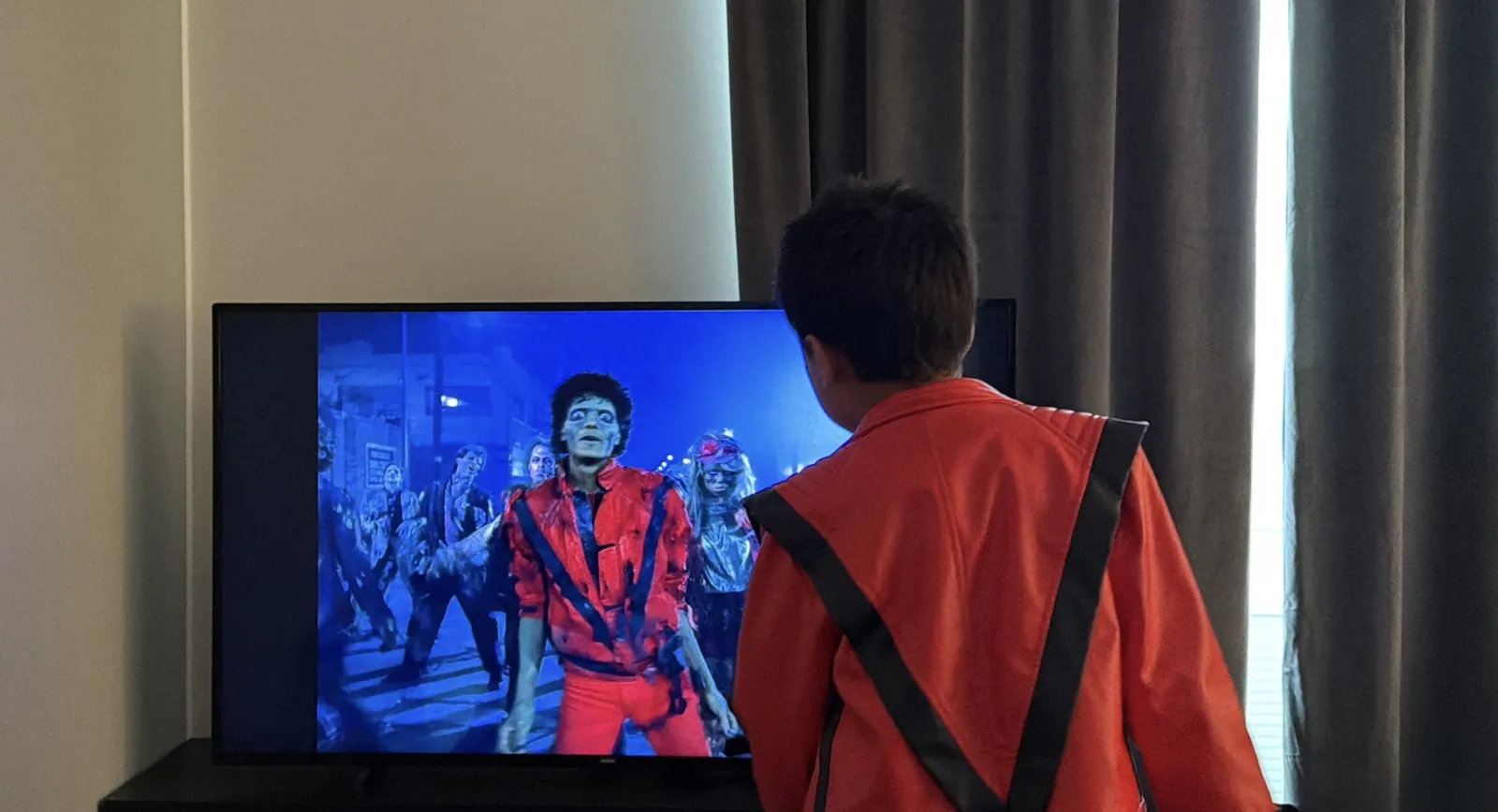 Michael Jackson vive: o impacto que atravessa décadas e conquista jovens | mjbeats.com .br crianca dancando Thriller scaled