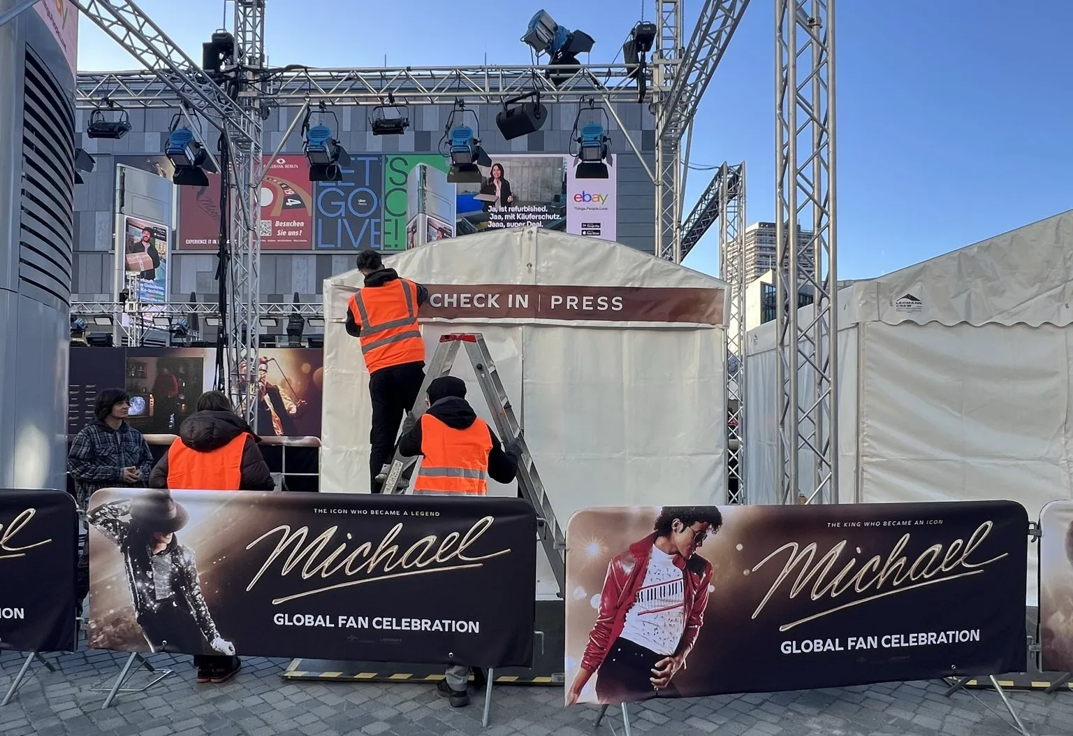 0426_OTE_MichaeltheMovie-WM-wordpress5-1 Fãs tomam Berlim antes da estreia histórica de MICHAEL