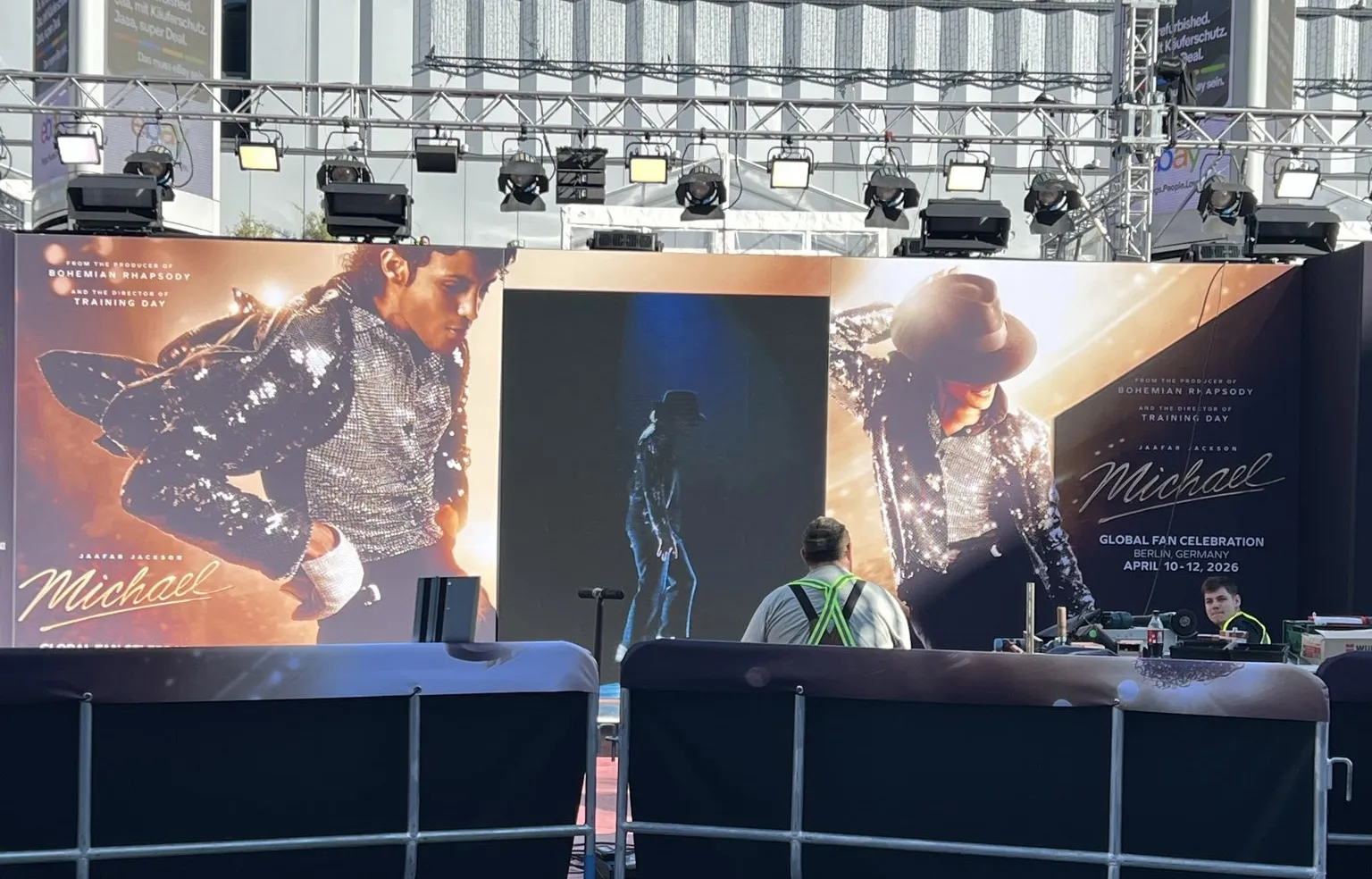 0426_OTE_MichaeltheMovie_Web-Banners4-1920x1080-4 Fãs tomam Berlim antes da estreia histórica de MICHAEL