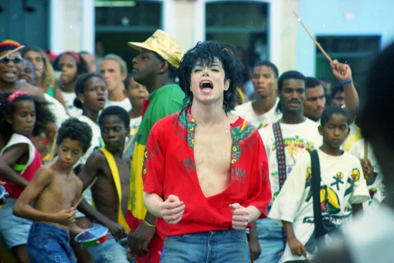 Fotos inéditas revelam Michael Jackson durante gravação de They Don't Care About Us em Salvador |