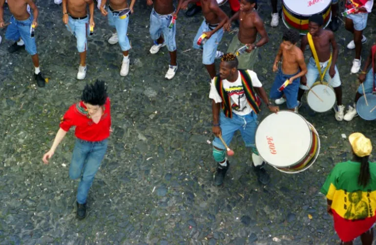 177679819569e7c9f31df58_1776798195_3x2_md Fotos inéditas revelam Michael Jackson durante gravação de They Don't Care About Us em Salvador