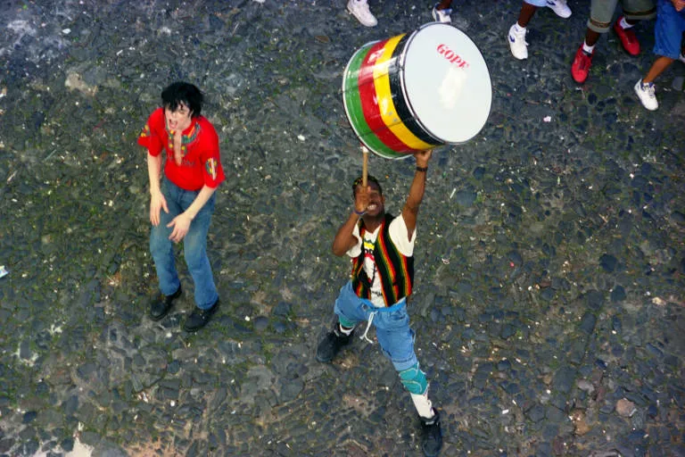 177679820769e7c9ffdc250_1776798207_3x2_md Fotos inéditas revelam Michael Jackson durante gravação de They Don't Care About Us em Salvador