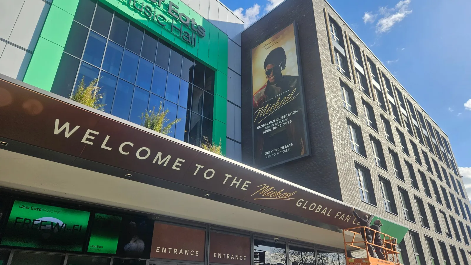 Fãs tomam Berlim antes da estreia histórica de MICHAEL 2 Fãs tomam Berlim antes da estreia histórica de MICHAEL | 667598952 1400679122095494 2862313773065869031 n scaled