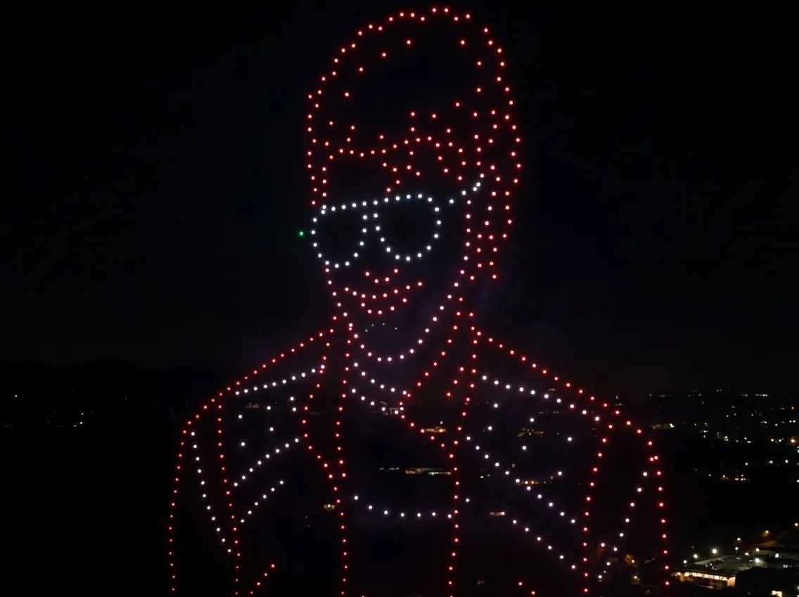 MICHAEL marca sua estreia com um espetáculo de 500 drones em homenagem ao Rei do Pop | Drones homenagem MICHAEL mjbeats.com .br