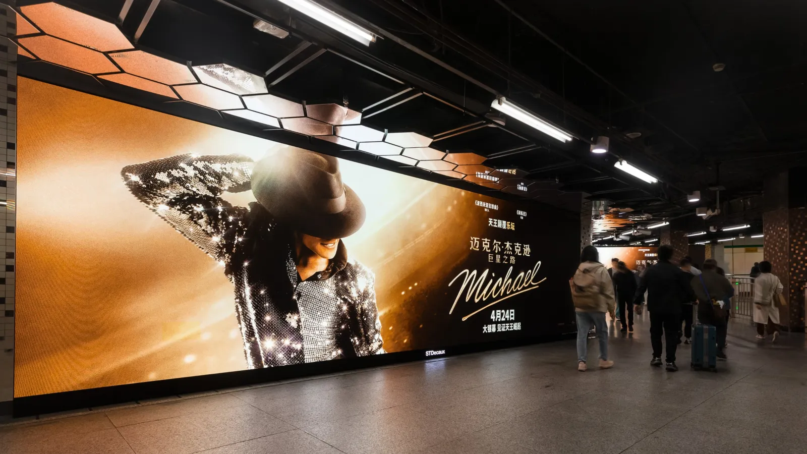 Filme-Michael-200-milhoes-mjbeats.com_.br_-1-scaled China se rende a Michael Jackson e transforma estreia de filme em espetáculo