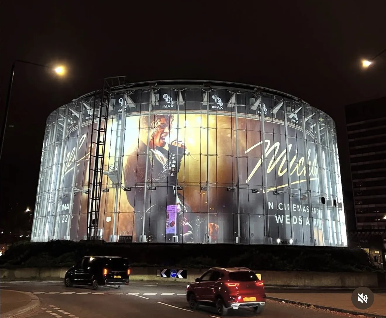 HFFF8UcasAA9swW-1 Ônibus e telões: MICHAEL já domina as ruas de Londres