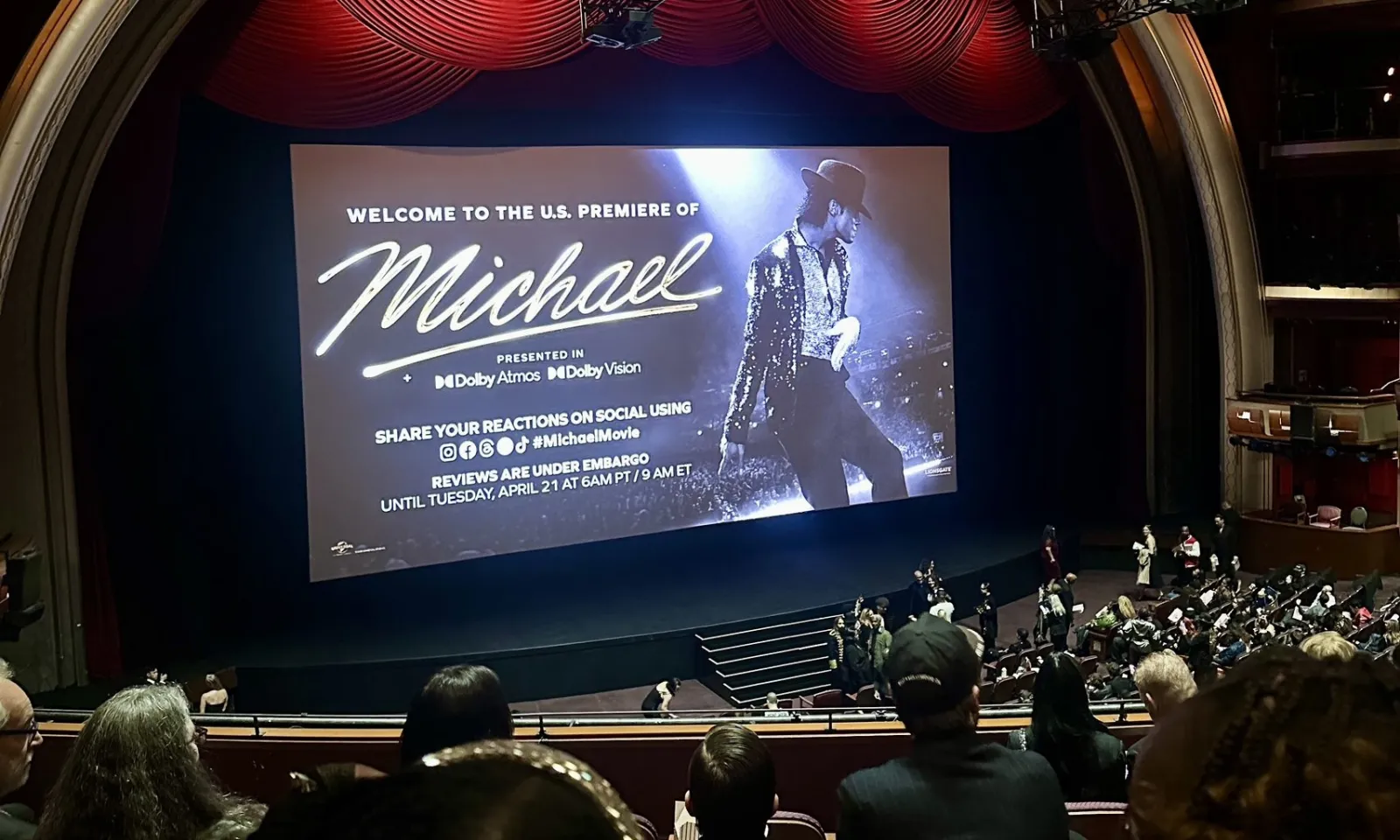 Fãs lotam estreia de MICHAEL e transformam Hollywood em espetáculo | HGW8ylVbkAAegqZ 1 scaled