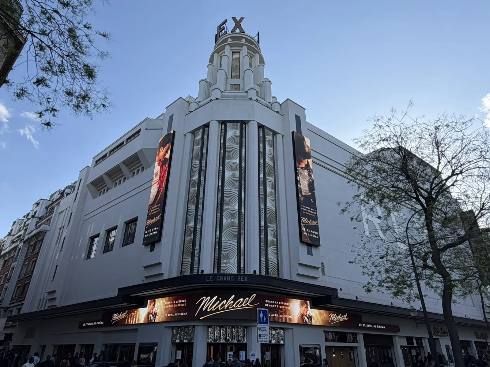 Paris prova sua devoção a Michael Jackson com noite HIStórica no cinema | HGcT8fCWQAA3Kku scaled