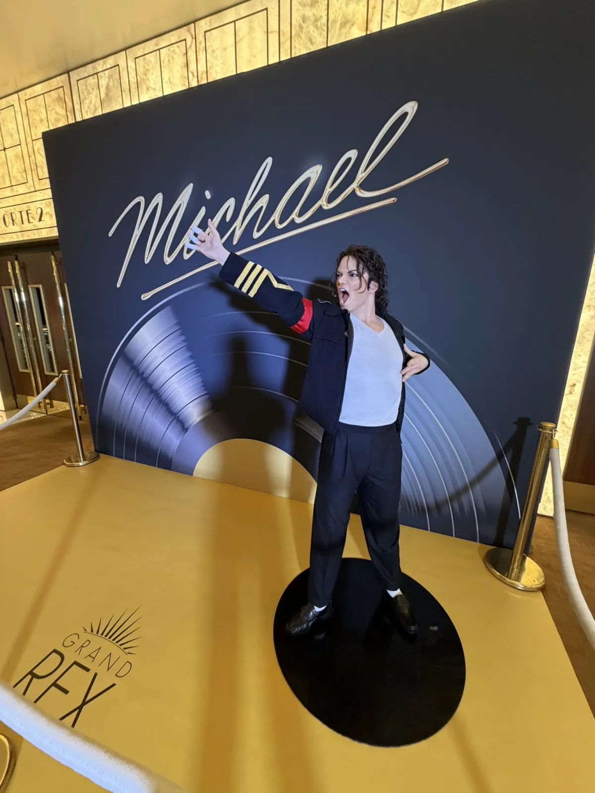 HGcVYqLWwAA2SHo-scaled Paris prova sua devoção a Michael Jackson com noite HIStórica no cinema